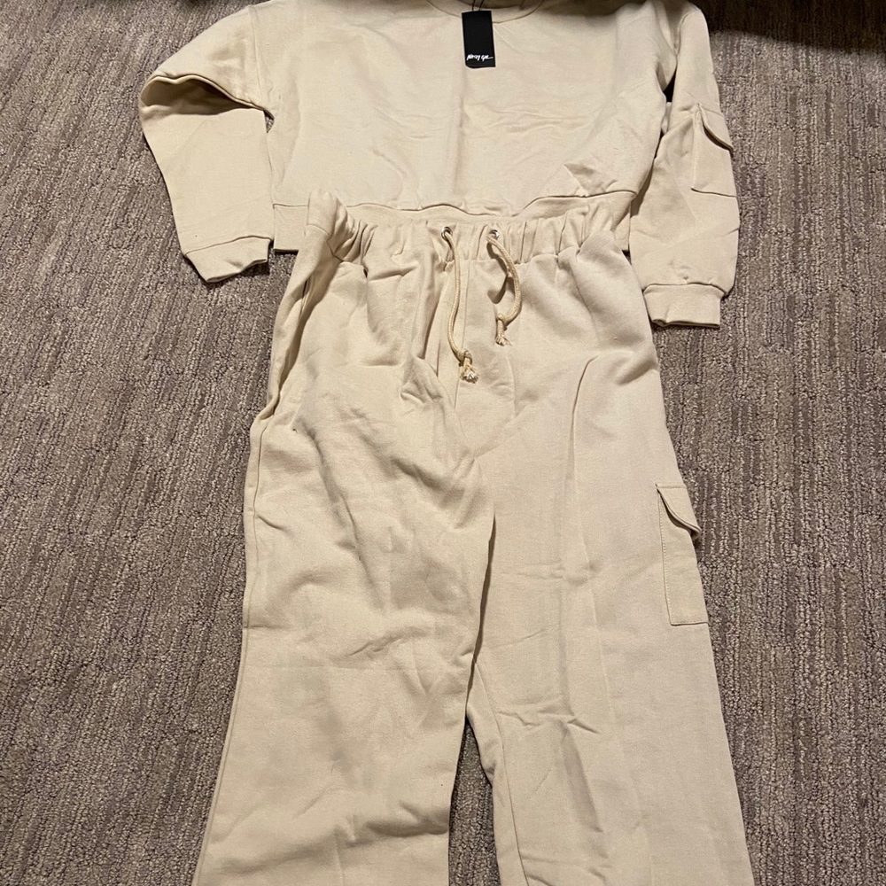 Tan cropped sweatshirt and sweatpants set.